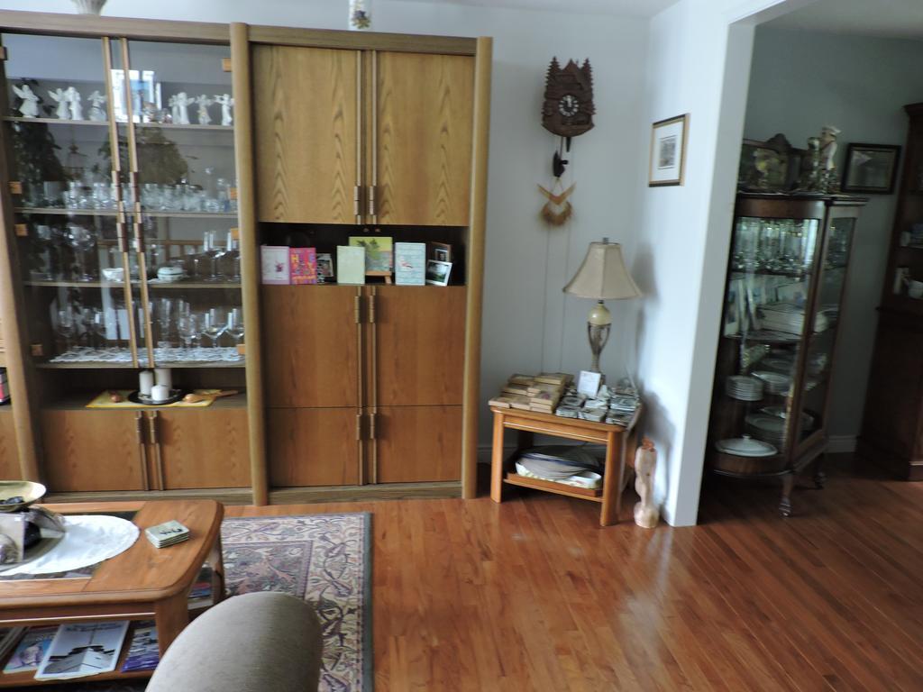 Tucked Inn The Harbour B&B Victoria Harbour Εξωτερικό φωτογραφία